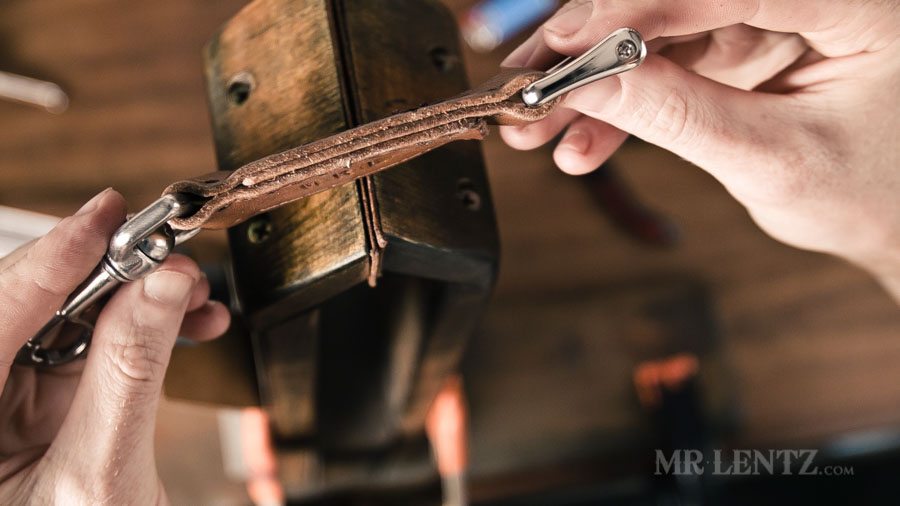 how-to-make-a-leather-keychain-tutorial-diy-01-00065